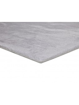 Alfombra en color liso de tejido extra suave en color gris claro.