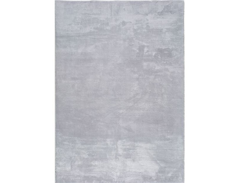Alfombra en color liso de tejido extra suave en color gris claro.