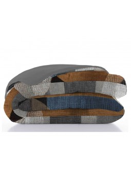 Edredón nórdico Calista estampado con dibujo geométrico en tonos grises, azules, mostazas y negro.