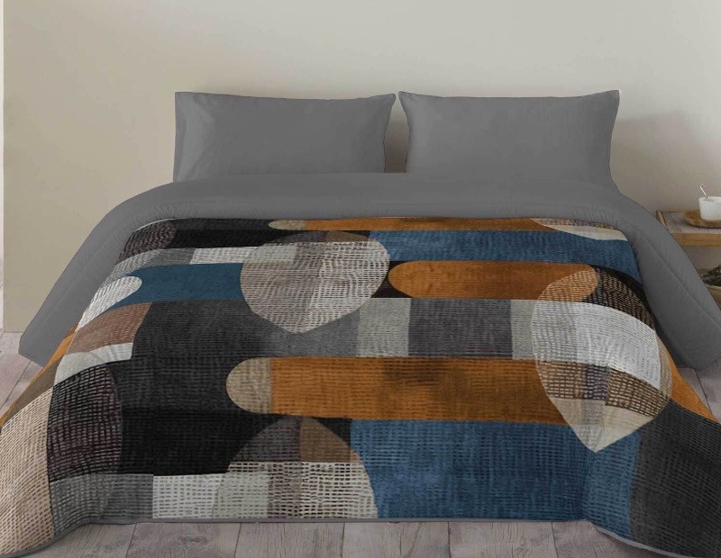 Edredón nórdico Calista estampado con dibujo geométrico en tonos grises, azules, mostazas y negro.