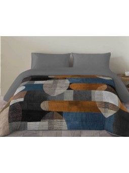 Edredón nórdico Calista estampado con dibujo geométrico en tonos grises, azules, mostazas y negro.