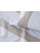 Juego de sábanas en color blanco con lino de tejido de algodón de gran calidad. Estilo lencero.