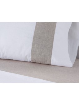 Juego de sábanas en color blanco con lino de tejido de algodón de gran calidad. Estilo lencero.