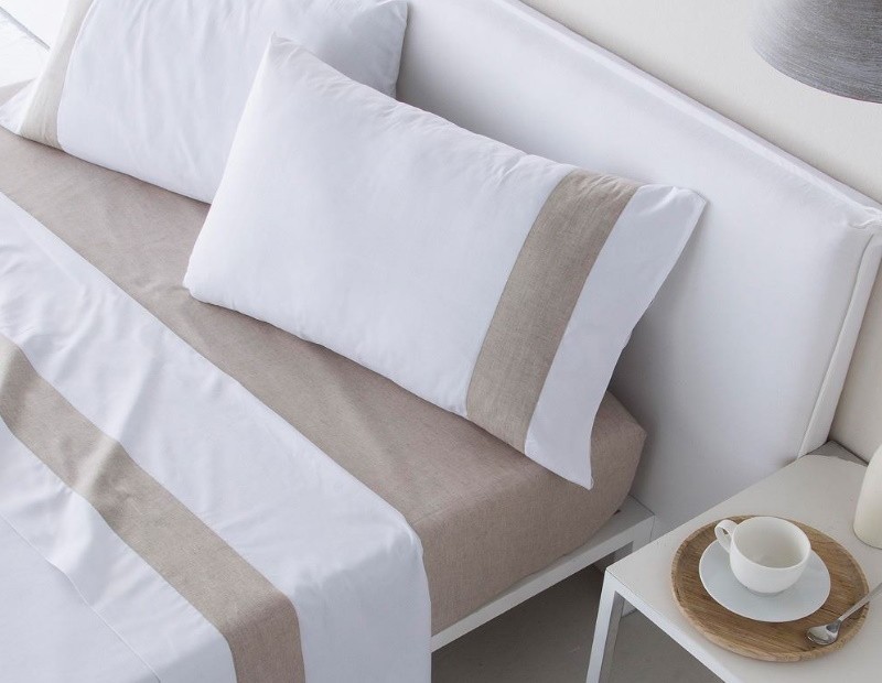 Juego de sábanas en color blanco con lino de tejido de algodón de gran calidad. Estilo lencero.