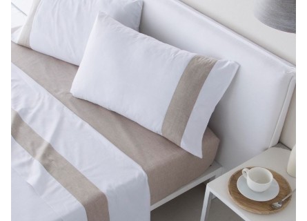 Juego de sábanas en color blanco con lino de tejido de algodón de gran calidad. Estilo lencero.