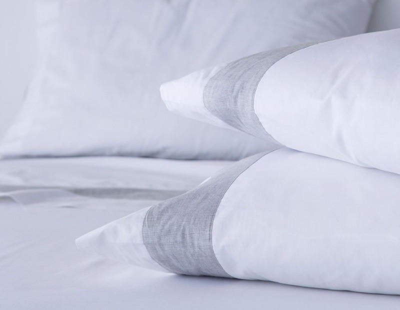 Juego de sábanas en color blanco con gris de tejido de algodón de gran calidad. Estilo lencero.