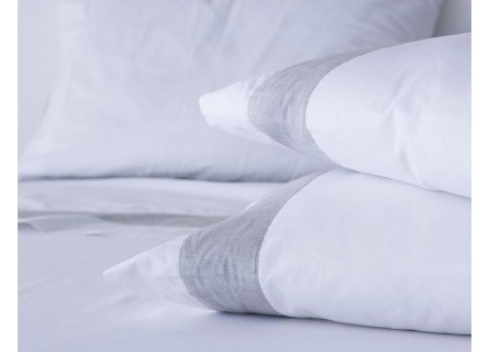 Juego de sábanas en color blanco con gris de tejido de algodón de gran calidad. Estilo lencero.