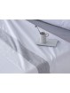 Juego de sábanas en color blanco con gris de tejido de algodón de gran calidad. Estilo lencero.