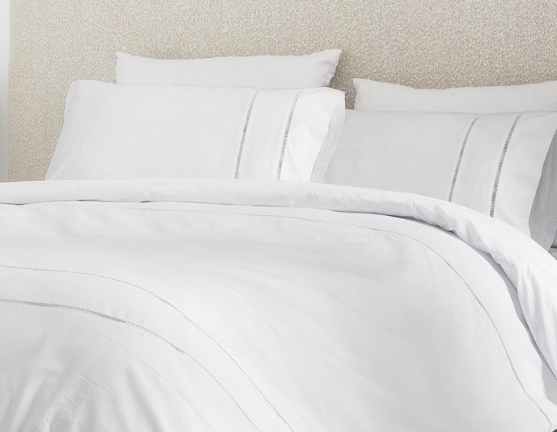 Funda nórdica Victoria de Fundeco en color blanco  de estilo lencero con vainicas. Tejido de gran calidad en algodón 100%.