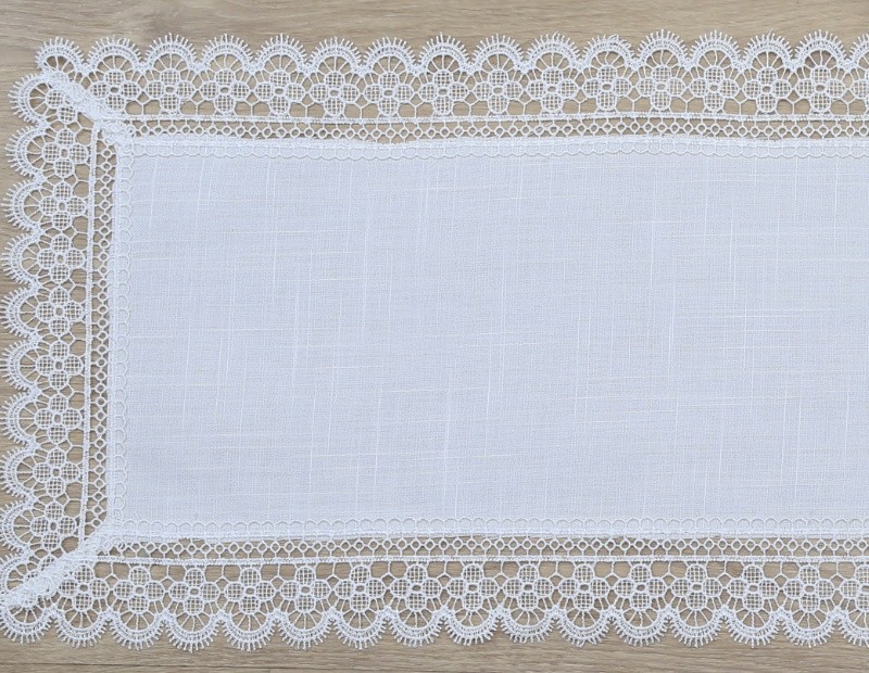 TApete o camino de mesa en color blanco con puntilla. Ideal para mesa o mesita.