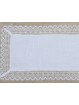 TApete o camino de mesa en color blanco con puntilla. Ideal para mesa o mesita.