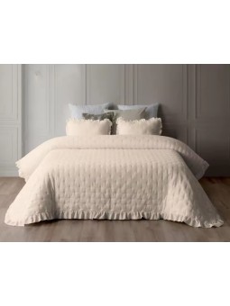 Edredón con volante con tejido de borreguito ideal para un estilo lencero.